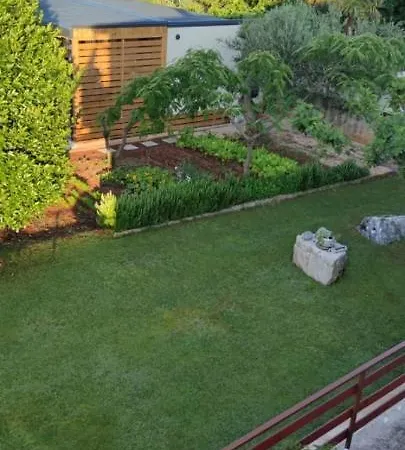 Apartment Juli 1 - With Garden *